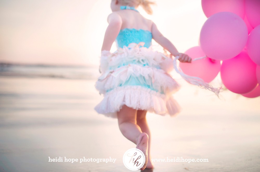 detail of snazziedrawers dress and balloons #heidihopephotography