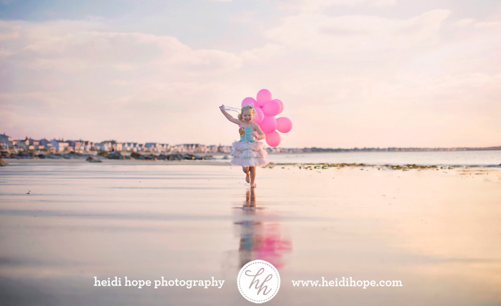 girl in snazziedrawers dress running on the beach with balloons at sunrise #heidihopephotography